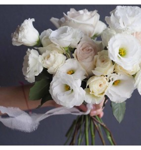 Свадебный букет из розы и эустомы